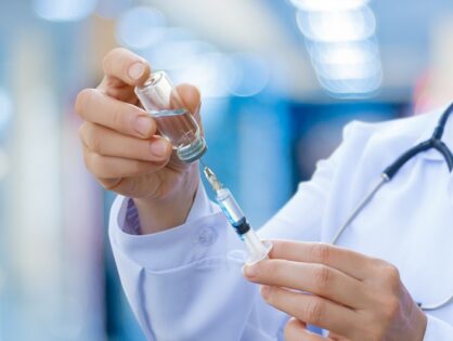 Dalla terza dose ai controlli, le novità sull’obbligo vaccinale per i professionisti sanitari